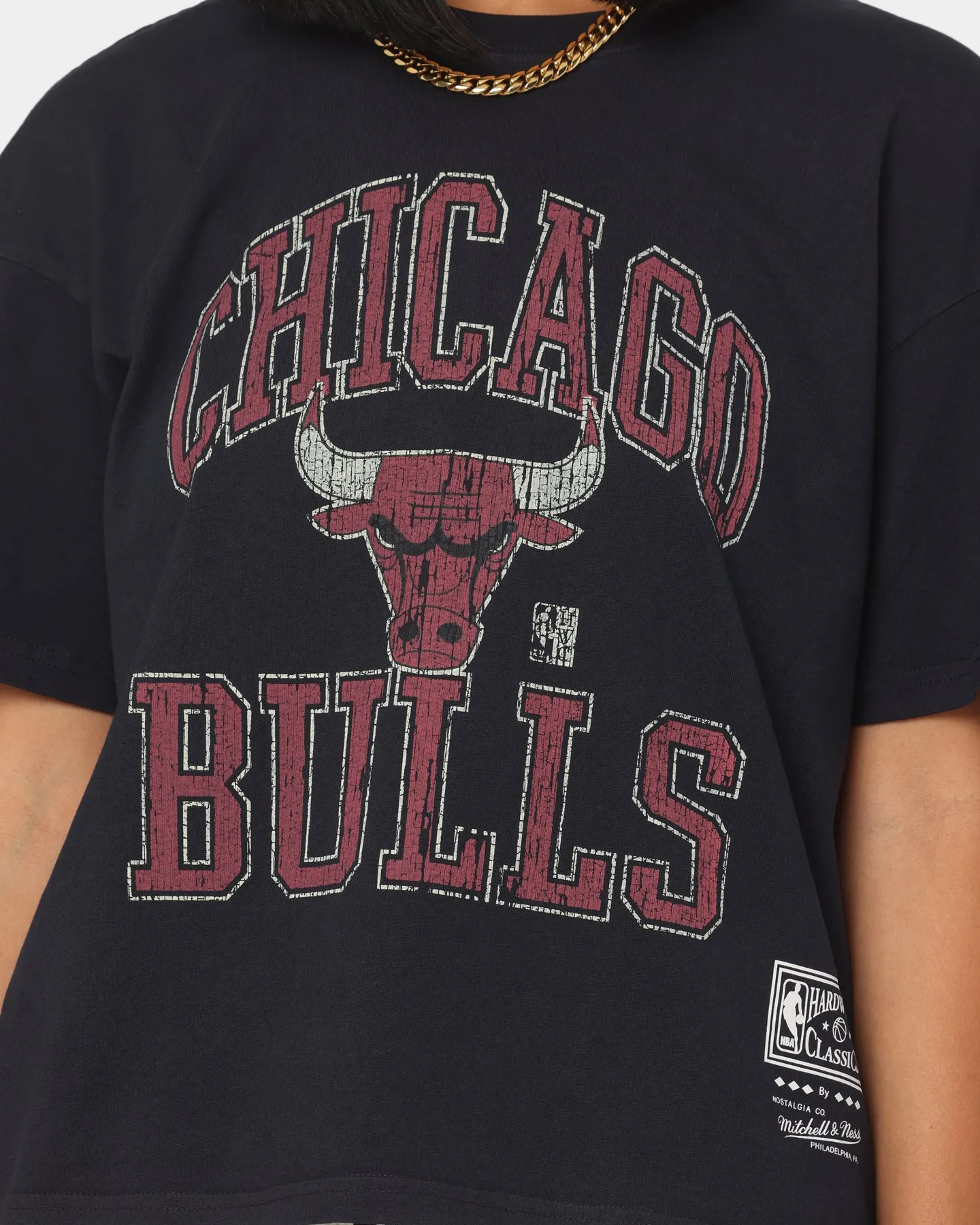 Mitchell & Ness Women's Chicago Bulls Vintage Ivy Arch T-Shirt Washed Black