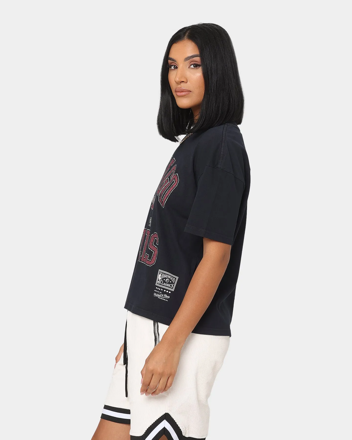 Mitchell & Ness Women's Chicago Bulls Vintage Ivy Arch T-Shirt Washed Black