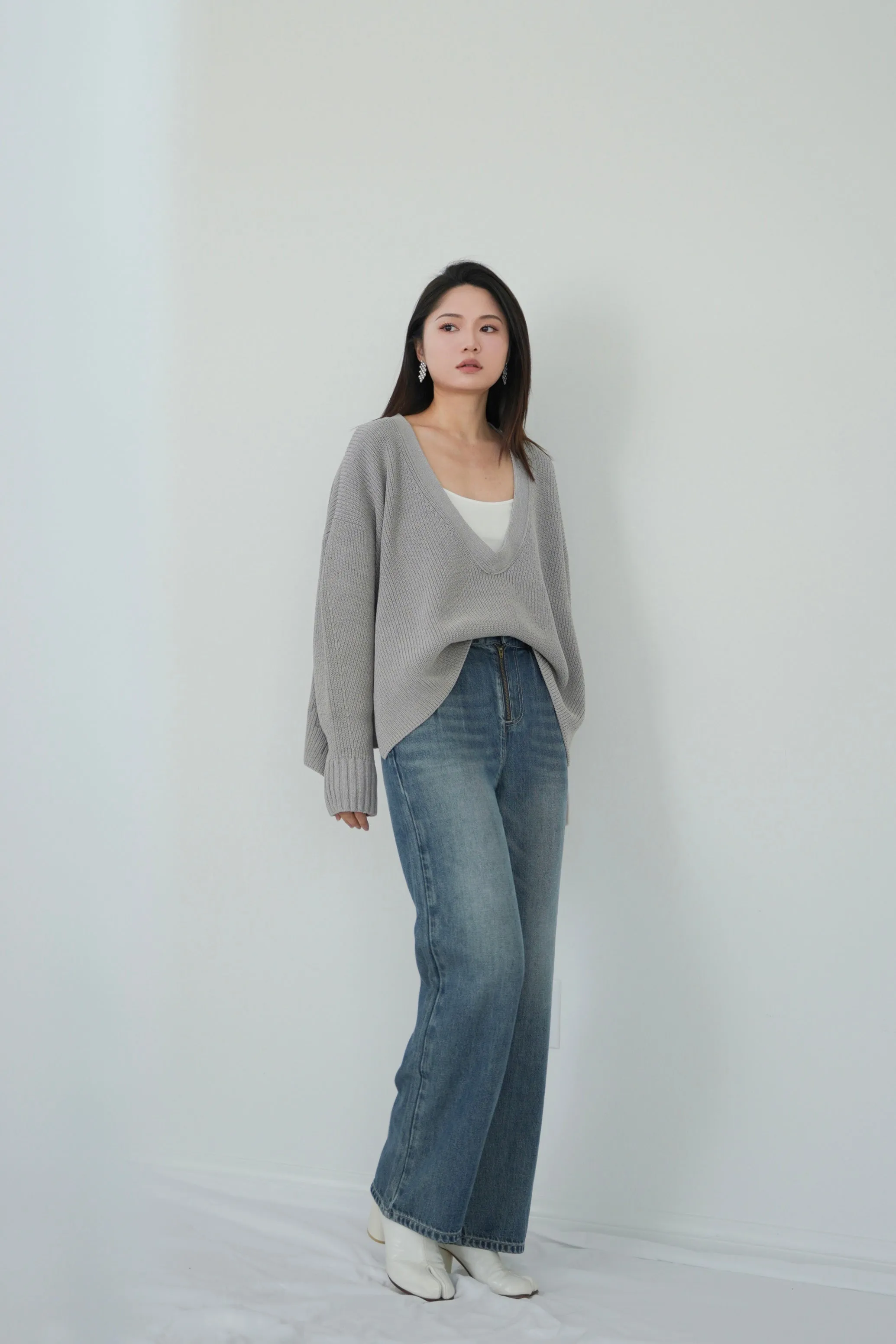 x ninido U Neck Essential Sweater - Grey