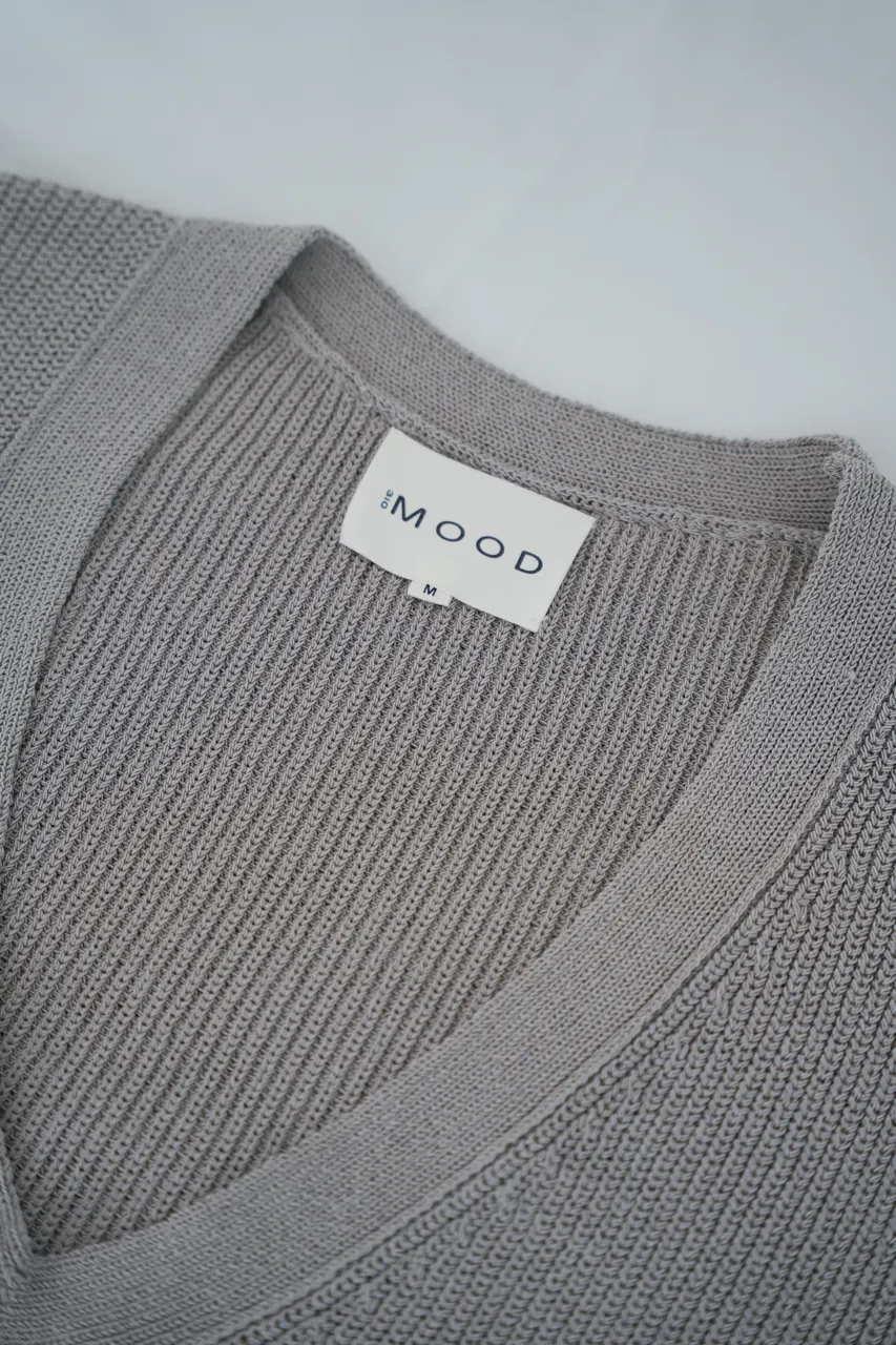 x ninido U Neck Essential Sweater - Grey