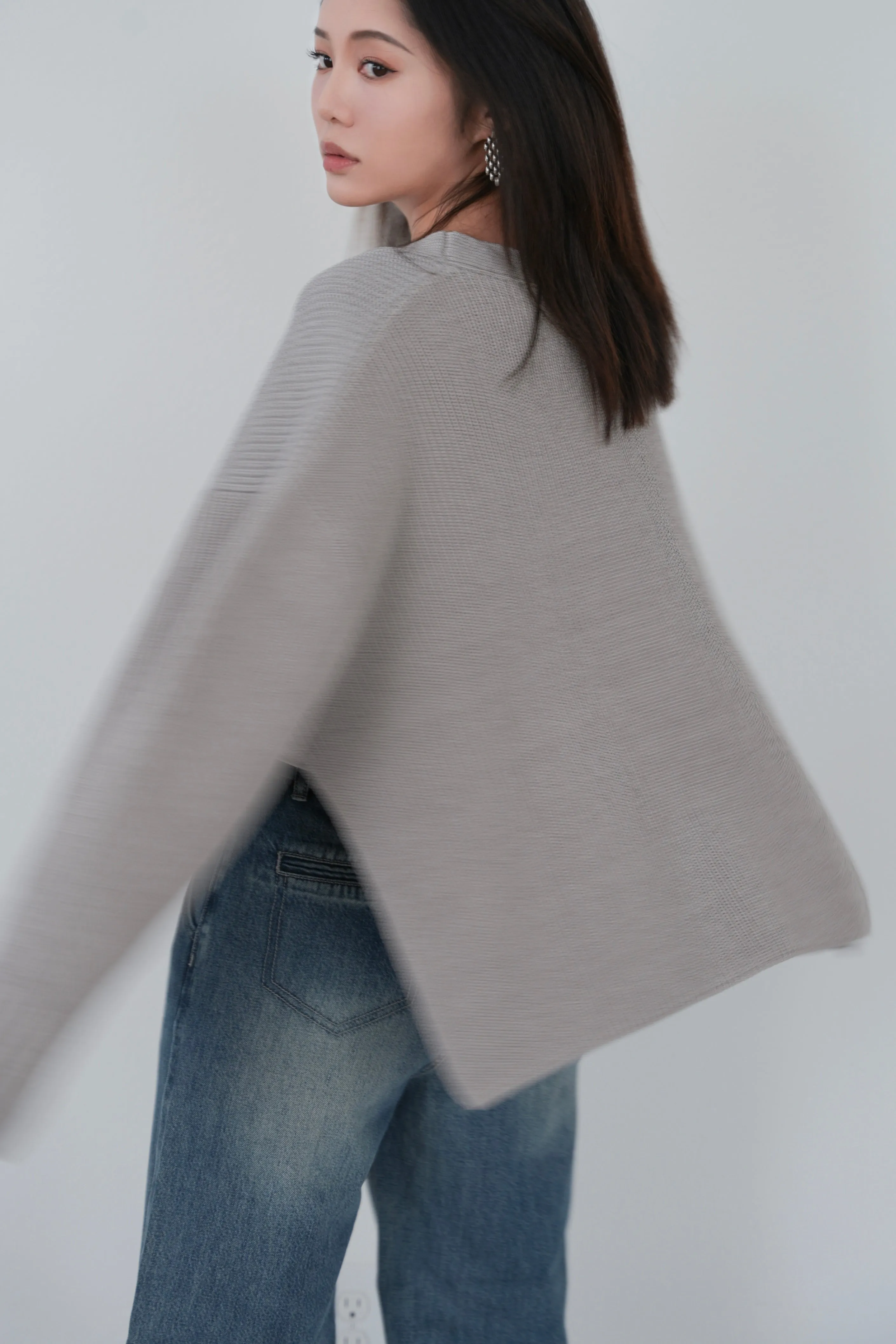 x ninido U Neck Essential Sweater - Grey